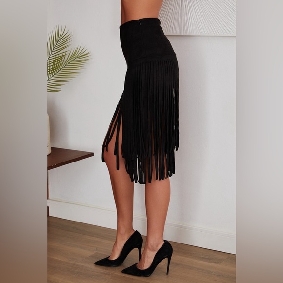 (67006-NUDE) ZIP UP FAUX SUEDE MINI SKIRT WITH FRINGE HEM DETAIL - Picture 4 of 7